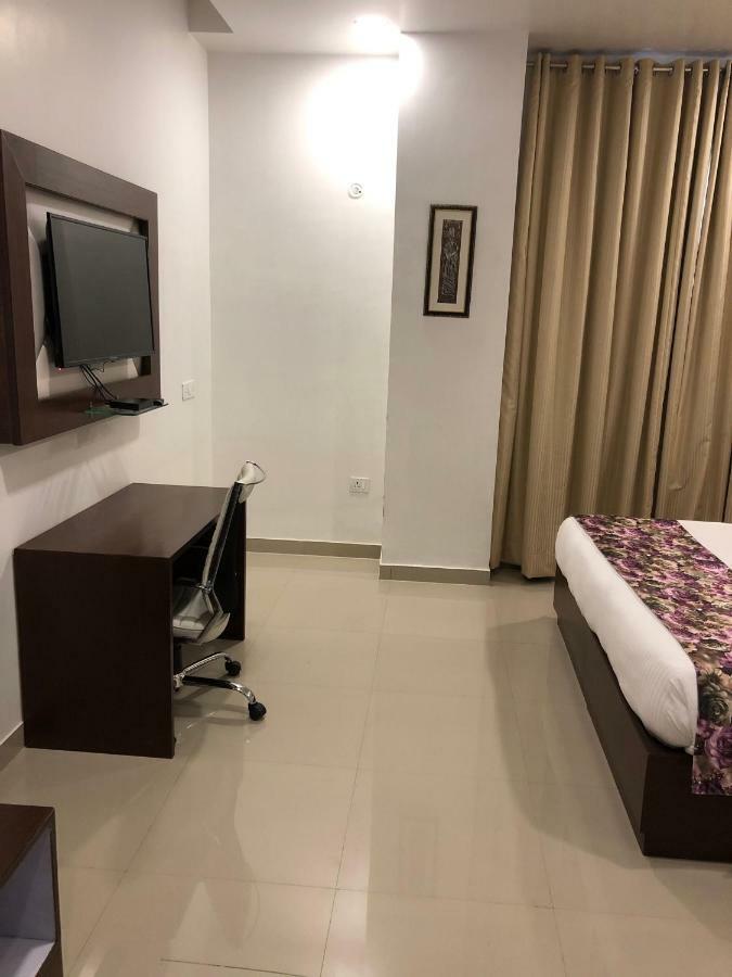 Hotel Royal Imperio Faridabad Esterno foto