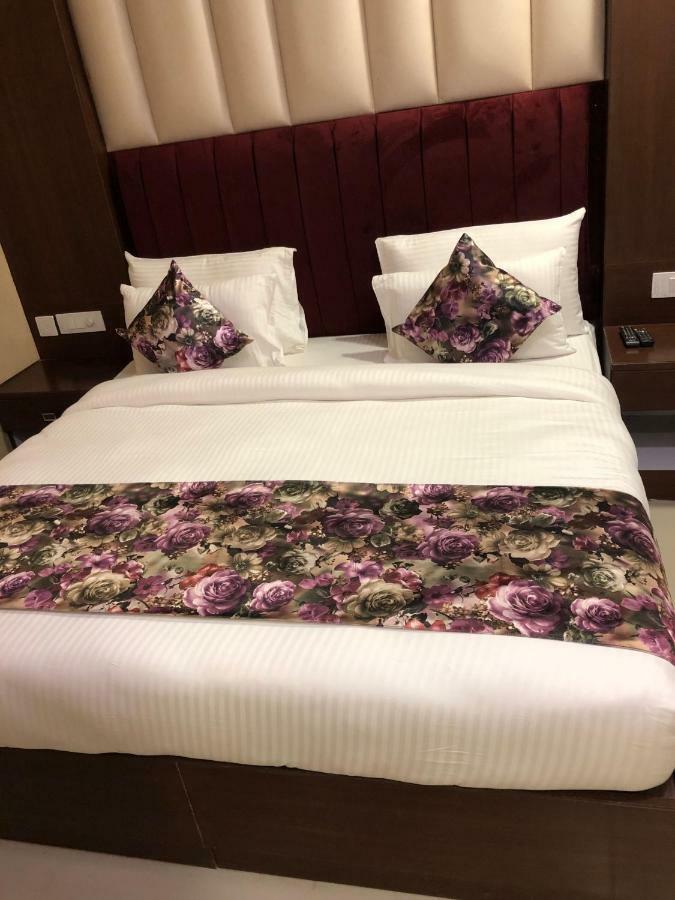 Hotel Royal Imperio Faridabad Esterno foto
