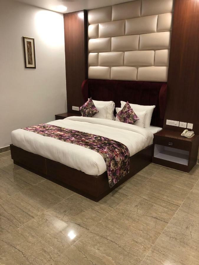 Hotel Royal Imperio Faridabad Esterno foto
