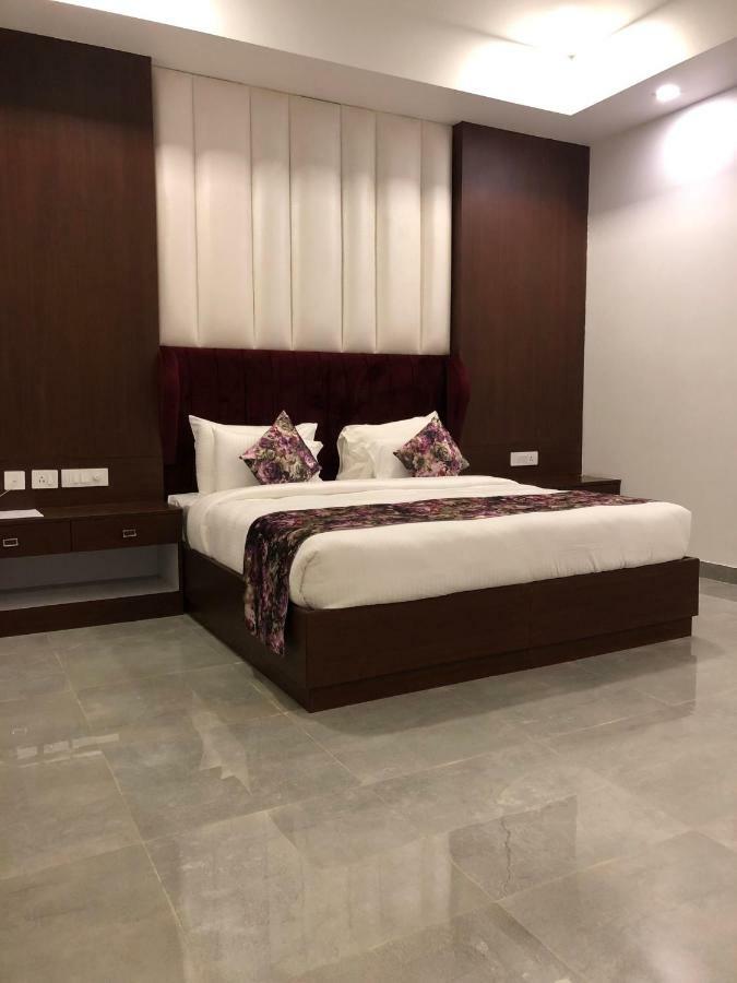 Hotel Royal Imperio Faridabad Esterno foto