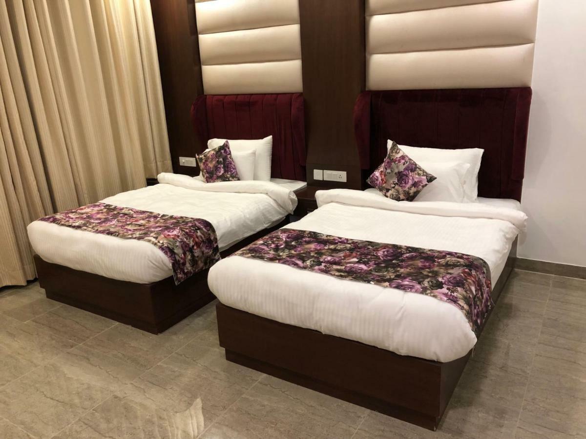 Hotel Royal Imperio Faridabad Esterno foto